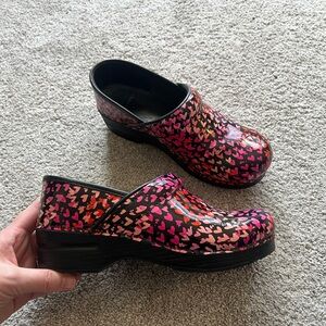 Dansko Tiny Heart Size 39 Professional Clogs Patent Leather Nursing Slip On